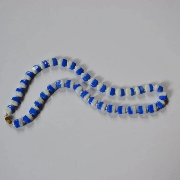 Vtg  Blue and White Beaded Necklace - Picture 4 of 5